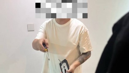 “晚上11点后锁门都不行?”宁波一女租客因反锁套房大门与公寓方起冲突遭撬锁,律师分析