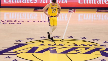 湖人季后赛出局后大换血:新教练、新中锋,能否重振雄风?