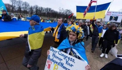 大批乌克兰人“包围”中国大使馆,反复高呼一句话,中方终于签字