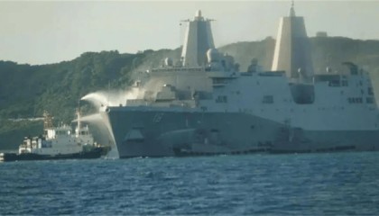 军舰燃烧15小时!美疯狂向日本求救,背后藏着个最不愿说的痛点