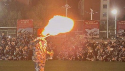 兰州大学军训期间大一女生表演川剧吐火,校方:学生来自东北,因个人爱好自学