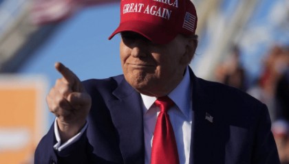 不装了,特朗普拿起电话感谢,放下电话制裁,中方必须要警惕了