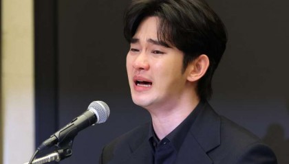 金秀贤为何在记者会上多次喝水,网友请DeepSeek解读