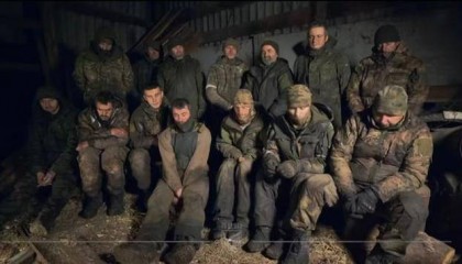 “兵书”看了不少!乌军2名伞兵深夜突袭,意外活捉14名俄军