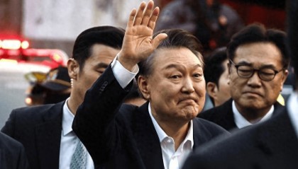 尹锡悦涉内乱案首审,两大证人反水,韩国前总统或判死刑?