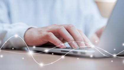 “电子亲人”悄然流行,读懂年轻人的“亲情”渴望 |新京报快评