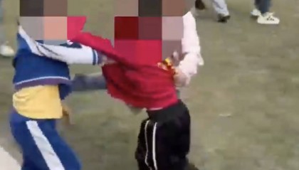 仨娃打闹家长喊“打回去”,后来直接互殴,警方通报