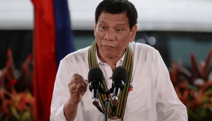 杜特尔特提前收到消息，在马科斯动手逮捕前，火速带女儿飞往中国