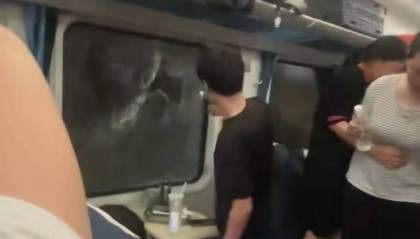 列车脱线乘客砸窗被带走 警方否认拘留:对其批评教育后放行