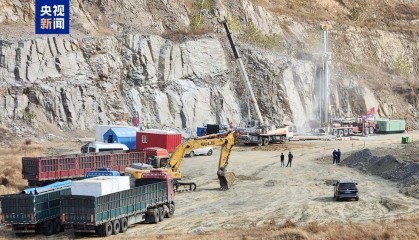 山东兰陵铁矿冒顶事故救援:地面打孔作业持续推进
