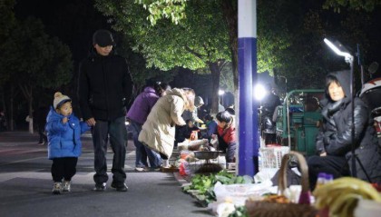 安徽一县政府门前开夜市 县长:摆摊没门槛不收费