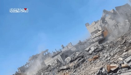 不按套路出牌,敢死队从废墟钻出抢走大批武器,以军暴露一大隐患