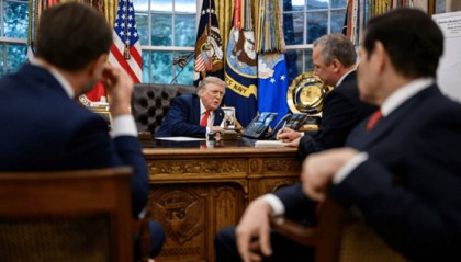 白宫公布“特朗普与普京通话”照,万斯和鲁比奥在场旁听