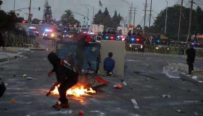 纽约也乱了!加州突然“失控”,大量街头冲突,美军队“高度戒备”