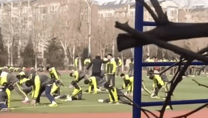 山东一中学老师抽学生耳光,学生还手后双方扭打!教育局:涉事教师已停课