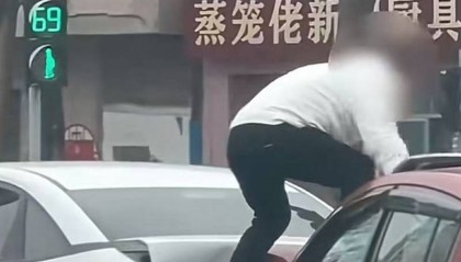 男子追尾后情绪失控持千斤顶砸车!途经小车挡风玻璃也受损