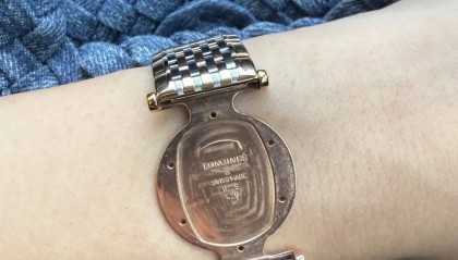 “浪还在琴没了”万元腕表戴出门回来仅剩一根表带？