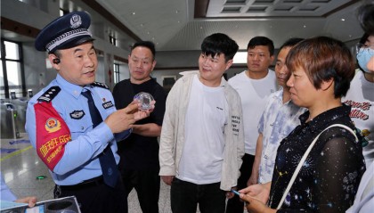安徽颍上:“巡回法庭”走进高铁站