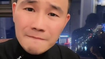 “小兵张嘎”谢孟伟后悔直播带货卖酒!哭着请求大家能原谅他