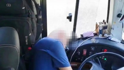 上海一大巴司机昏迷前救下52名乘客,他成了植物人却不算工伤?判了!