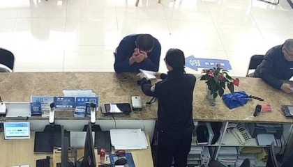 浙江90后消防员在户籍窗口哭了,终于“见”到想了30年的妈妈