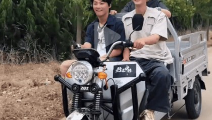 48岁知名演员回山东老家被偶遇:骑三蹦子、收麦子、赶大集、啃大葱!网友:回家最勤的明星