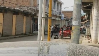 西安一男子当街踢打女子,官方:两人系夫妻,因家庭矛盾发生口角