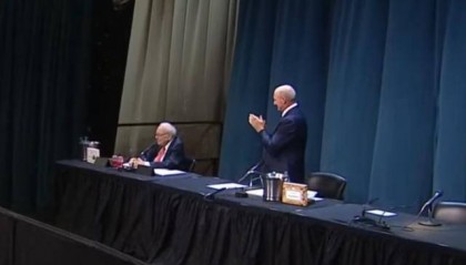 巴菲特自曝偶尔“身体不稳、看不清字” 终于决定放手伯克希尔