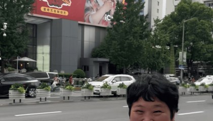 “绝经和出道同时来?”上海街头惊现她的巨幅海报!网友:笑着笑着就哭了