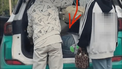 市民反映一乘客钻进出租车后备厢躲超载 宜宾警方:正在寻找当事乘客,其行为涉嫌违法