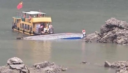 贵州黔西村民自发参与翻船事故救援,有人煮了姜汤送到码头