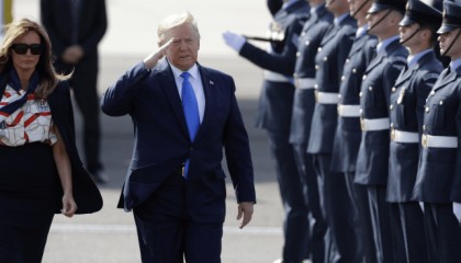 不到24小时,俄罗斯三面受敌,中方到底帮不帮?外交部回应亮了