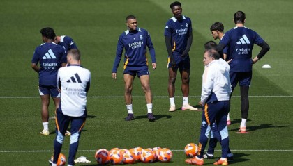 拜仁突袭加克波!切尔西1亿豪赌法兰克福尖刀!曼联重建风暴,夏窗转会大揭秘!