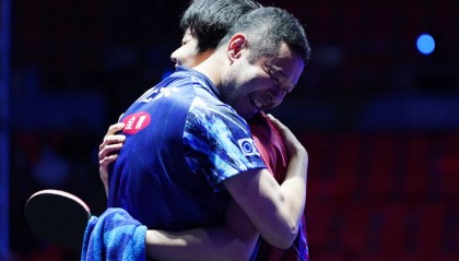 张本智和负于王楚钦无缘决赛,赛后与恩师田势邦史拥抱告别