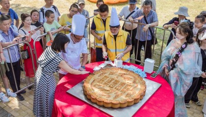 重388斤!500人排队挑战超级大月饼