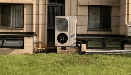 大连男子入住新居后,一家人被嗡鸣声扰得无法入睡,竟是因邻居安装了空气能外机……