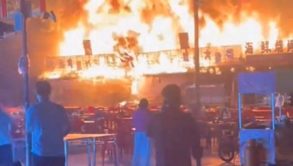 一餐饮摊深夜突发大火,人员四散!火因查明