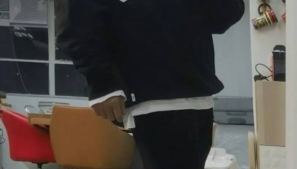 60岁张卫健在演唱会上掏出老年卡,求大家别欺负老人家