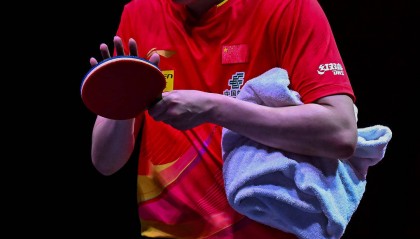 谁撕了王楚钦球拍的胶皮?资深裁判长:装球拍的密封袋惹的祸