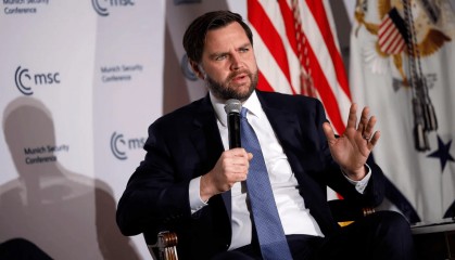 美副总统批评俄罗斯“要求太多”:俄乌现在应“直接谈判”