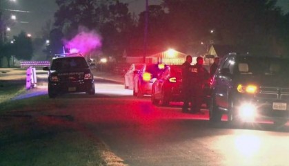 美国两男子假扮警察向房主开枪被反杀