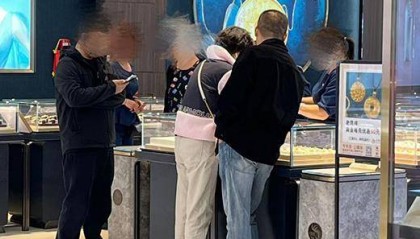 “每个月攒一颗小金饰”,00后“另类”淘金