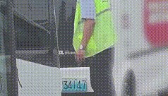 深圳一无人快递车疑走错路,与公交车“针锋相对”!最新回应