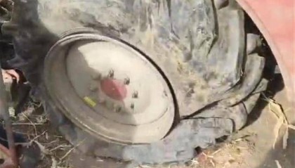 哈尔滨多处玉米地出现尖锐角铁,多台农机被扎胎,警方介入