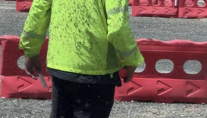 交警身上叮满蚊子,拍摄者:我们车窗都不敢摇下来,他们真的很不容易