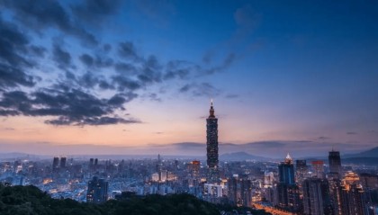 解放军彻底动真格了,90艘军舰一字排开,谁敢动下试试!