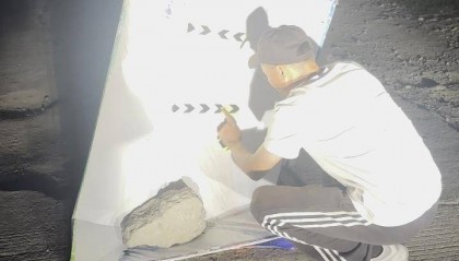 夜晚开车遇大坑,内蒙古一对夫妻往返20余公里布置“警示牌”