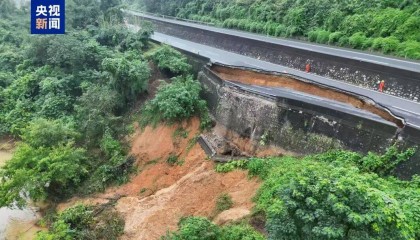 广西百色一高速公路开裂下沉!裂缝长约30米,塌陷处最深超2米