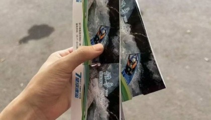 “有本事自己捞”杭州一景区内村民捞手机索酬未果扔回水中,多方回应