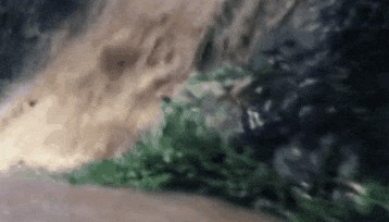 大峡谷漂流突降大雨,24岁女游客落水失联!亲属:仍在搜寻中